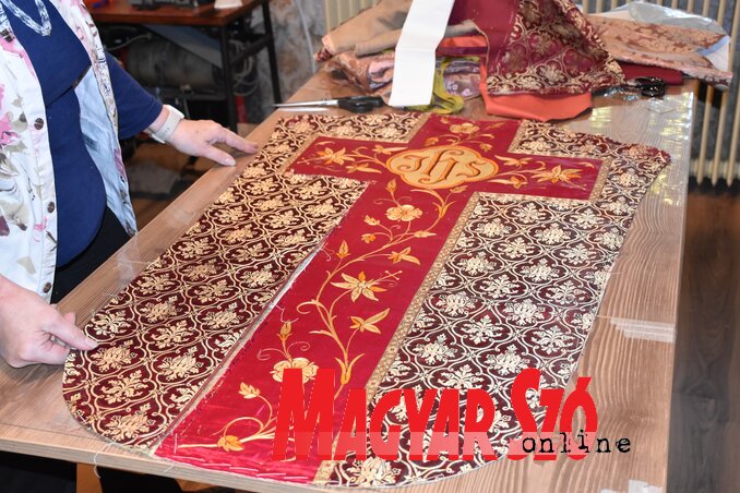Nemcsak új ruhák készülnek a kezei alatt, hanem régi miseruhák restaurálását is vállalja (Gulyás Réka felvétele) Nemcsak új ruhák készülnek a kezei alatt, hanem régi miseruhák restaurálását is vállalja (Gulyás Réka felvétele)