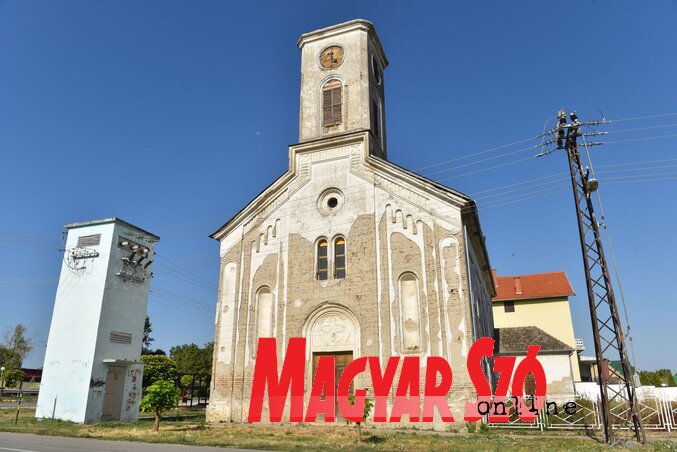 Aprócska telek, de kerítéssel körülvéve Štefković atyának hála (Molnár Edvárd felvétele) Aprócska telek, de kerítéssel körülvéve Štefković atyának hála (Molnár Edvárd felvétele)