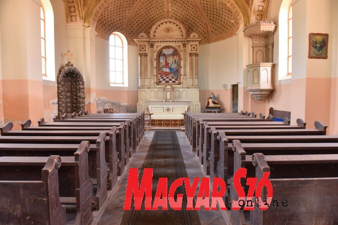 2015-ben a német hívek segítségével újították fel a templombelsőt (Molnár Edvárd felvétele) 2015-ben a német hívek segítségével újították fel a templombelsőt (Molnár Edvárd felvétele)