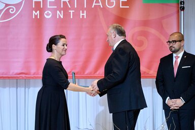 Novák Katalin átadja a kitüntetést Radványi Lászlónak (MTI/Sándor-palota)