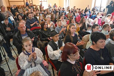 Minden évben szűknek bizonyul a tiszakálmánfalvi Kör nagyterme a  Sulisztár vendégei, nézői, fellépői számára (Fotó: Ótos András felvétele)