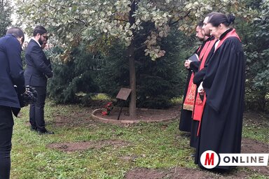 Az ünneplő gyülekezet megkoszorúzta reformáció 500. évfordulója alkalmából 2017-ben elültetett tölgyfát (Kazinczy Paszterkó Diana felvétele)