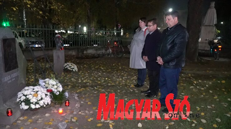 A VMSZ óbecsei községi szervezetének tagjai megkoszorúzták Takács Ferenc emlékhelyét Péterrévén (Kancsár Izabella felvétele)