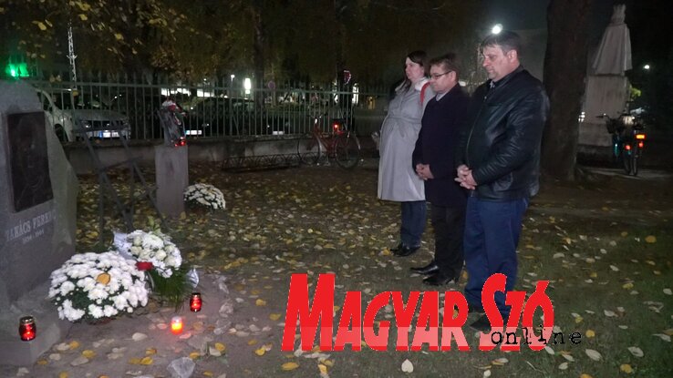 A VMSZ óbecsei községi szervezetének tagjai megkoszorúzták Takács Ferenc emlékhelyét Péterrévén (Kancsár Izabella felvétele) A VMSZ óbecsei községi szervezetének tagjai megkoszorúzták Takács Ferenc emlékhelyét Péterrévén (Kancsár Izabella felvétele)