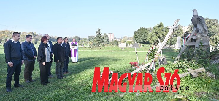 Koszorúz a VMSZ Újvidéki Városi Szervezetének vezetősége (Fotó: Ótos András felvétele) Koszorúz a VMSZ Újvidéki Városi Szervezetének vezetősége (Fotó: Ótos András felvétele)