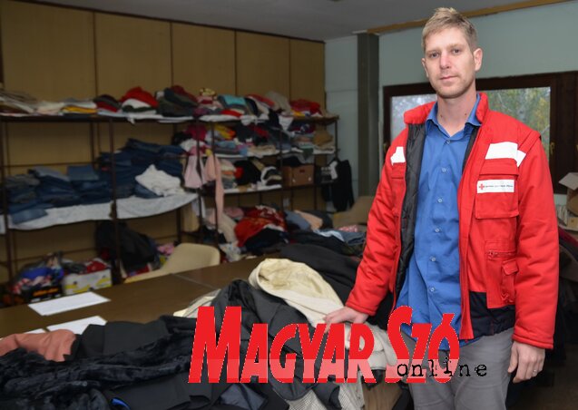 A Vöröskereszt igyekszik jobb minőségű ruhát biztosítani a rászorulók számára (Lakatos János felvétele)