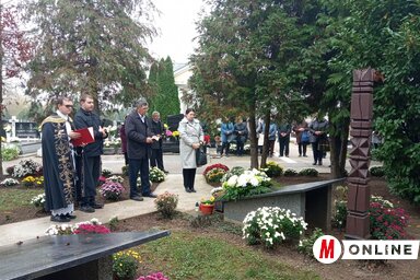 Az önkormányzat nevében is koszorúztak (Kancsár Izabella felvétele)