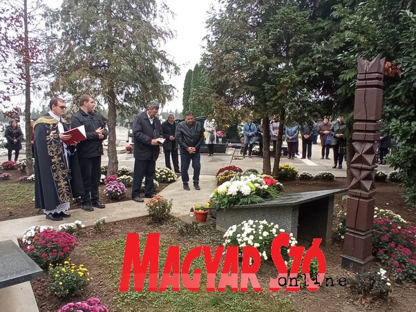 A Vajdasági Magyar Szövetség óbecsei községi szervezetének nevében is elhelyezték a kegyelet virágait (Kancsár Izabella felvétele) A Vajdasági Magyar Szövetség óbecsei községi szervezetének nevében is elhelyezték a kegyelet virágait (Kancsár Izabella felvétele)