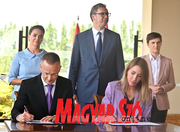 Szijjártó Péter és Dubravka Đedović aláírja a megállapodást (Ótos András felvétele) Szijjártó Péter és Dubravka Đedović aláírja a megállapodást (Ótos András felvétele)