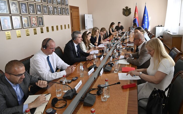 Beograd, 23.06.2023. - Ministar gradjevinarstva, saobracaja i infrastrukture Goran Vesic sastao se danas, u Vladi Srbije, sa predstavnicima francuske kompanije "Vansi erports" povodom proble Beograd, 23.06.2023. - Ministar gradjevinarstva, saobracaja i infrastrukture Goran Vesic sastao se danas, u Vladi Srbije, sa predstavnicima francuske kompanije "Vansi erports" povodom proble
