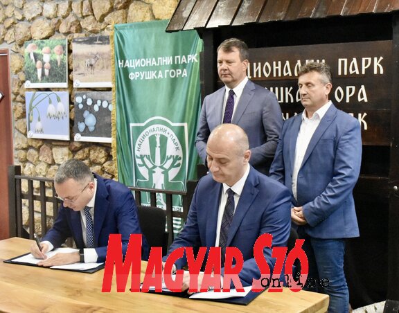 A szerződés aláírásának pillanata (Fotó: Ótos András) A szerződés aláírásának pillanata (Fotó: Ótos András)