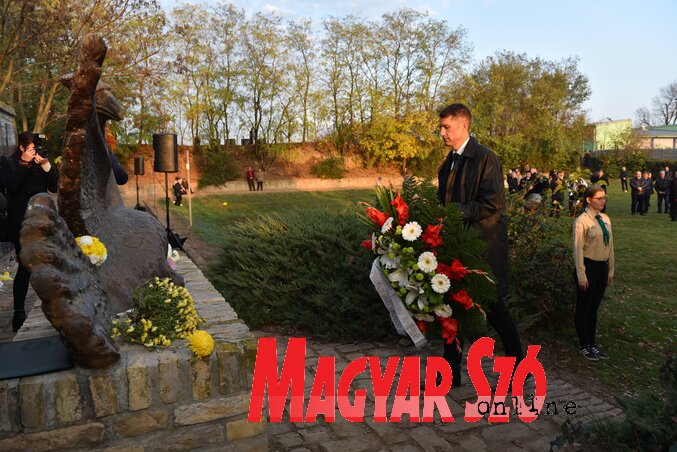 A szabadkai városi képviselő-testület képviseletében Pásztor Bálint helyezte el a kegyelet virágait (Molnár Edvárd felvétele)