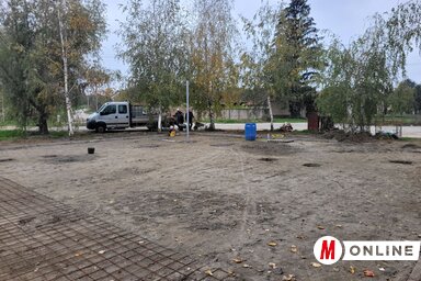 Épül az új, biztonságos játszótér (Lakatos János felvétele)