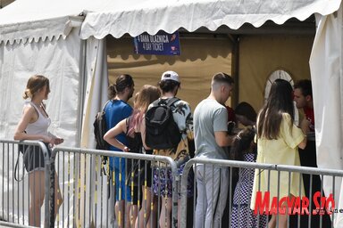 Kígyózik a sor a Szabadság téren felállított jegypult előtt (Fotó: Ótos András felvétele)