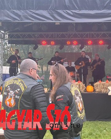 A tamburamuzsikát a motoros rockerek is élvezték (Fotó: Móricz Ildikó) A tamburamuzsikát a motoros rockerek is élvezték (Fotó: Móricz Ildikó)