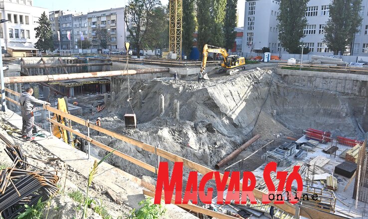 A báni palota melletti füves részen tavasz óta építkeznek, a talajvízszint csökkenése tervezett talajmegmozdulást idézett elő, a palota egyes helyiségeinek a falai megrepedeztek (Fotó: Ótos András felvétele) A báni palota melletti füves részen tavasz óta építkeznek, a talajvízszint csökkenése tervezett talajmegmozdulást idézett elő, a palota egyes helyiségeinek a falai megrepedeztek (Fotó: Ótos András felvétele)