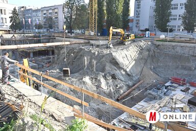 A báni palota melletti füves részen tavasz óta építkeznek, a talajvízszint csökkenése tervezett talajmegmozdulást idézett elő, a palota egyes helyiségeinek a falai megrepedeztek (Fotó: Ótos András felvétele)