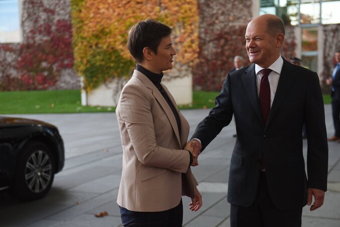 Olaf Scholz fogadja a találkozóra érkező Ana Brnabićot (Fotó: Beta) Olaf Scholz fogadja a találkozóra érkező Ana Brnabićot (Fotó: Beta)