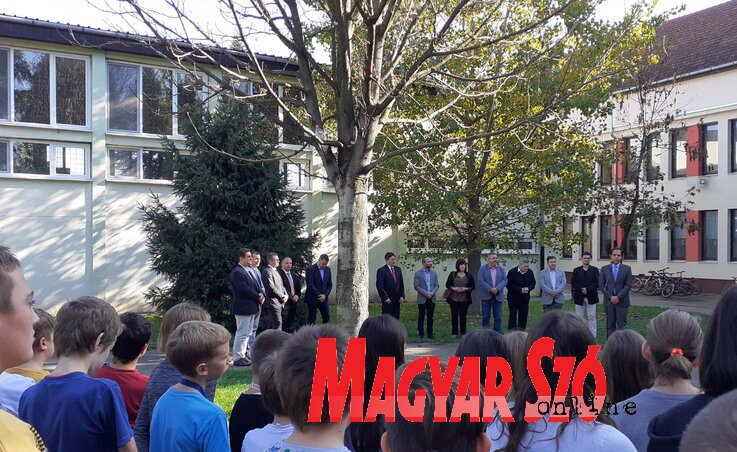 A bácskossuthfalvi iskola udvarán köszöntötték a vendégeket a diákok (Kazinczy Paszterkó Diana felvétele)