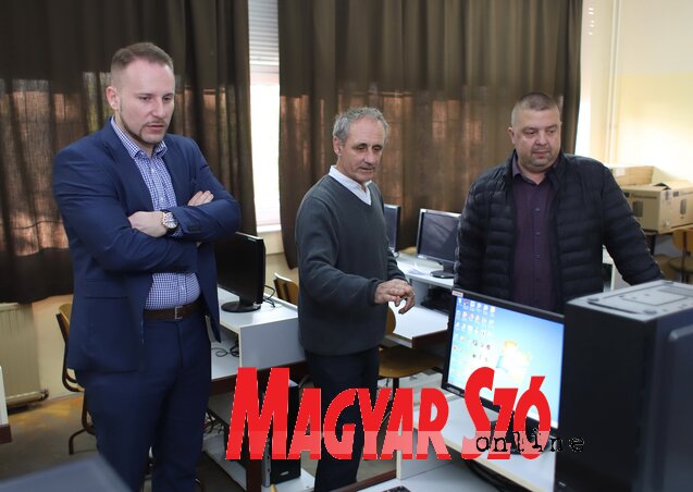 Kanyó István bemutatja az informatikatermet (Lakatos János felvétele) Kanyó István bemutatja az informatikatermet (Lakatos János felvétele)