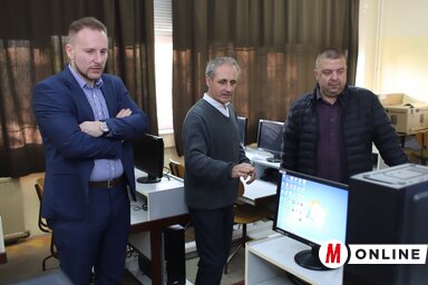 Kanyó István bemutatja az informatikatermet (Lakatos János felvétele)