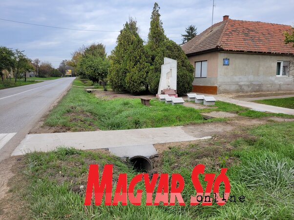 Járda- és útjavítás a Forrás utca sarkán (Lakatos János felvétele) Járda- és útjavítás a Forrás utca sarkán (Lakatos János felvétele)
