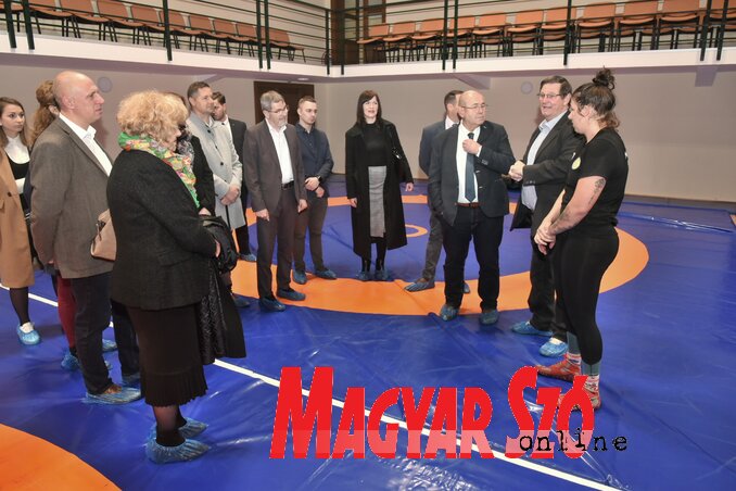 A Vajdasági Birkózóakadémián is látogatást tettek a politikusok (Gergely Árpád felvétele)