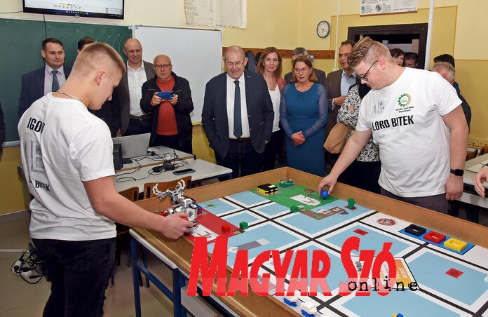 A lista jelöltjei megtekintették a robotika tantermet (Gergely Árpád felvétele)