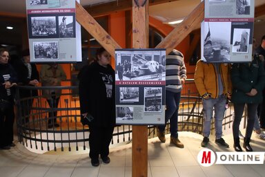 A kiállítás 20 posztert tartalmaz a forradalom fontos történéseiről (Lakatos János felvétele)