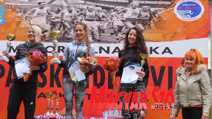 A nők 10 km-es futamának győztesei és Szkenderovity Pál lánya, Éva, aki idén is aktívan kivette részét a szervezésből (Kiss Zoltán felvétele)