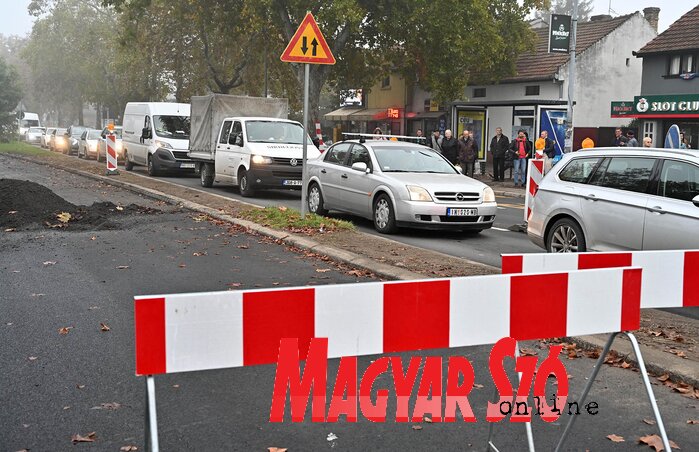 Városszerte forgalomkorlátozások bénítják meg a forgalmat, a legbosszantóbb útszakasz talán éppen a Futaki út. A munkálatok dinamikája változó, lehetetlenség előre kiszámítani, hogy hol fogu Városszerte forgalomkorlátozások bénítják meg a forgalmat, a legbosszantóbb útszakasz talán éppen a Futaki út. A munkálatok dinamikája változó, lehetetlenség előre kiszámítani, hogy hol fogu