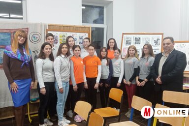 A Figyelő csapata az igazgatónővel és magyartanárukkal (Kancsár Izabella felvétele)