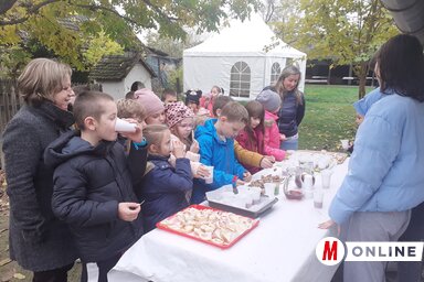 A Nikola Tesla Általános Iskola 2. c osztályosai, Cirok Csilla tanítónő kisdiákjai ízlelgetik a libahúst (Kazinczy Paszterkó Diana felvétele)