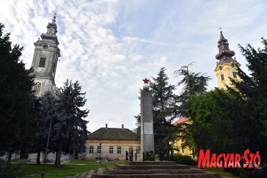 A városközpontban két templom áll: jobbról az evangélikus, balról a református templom látható (Fotó: Molnár Edvárd)