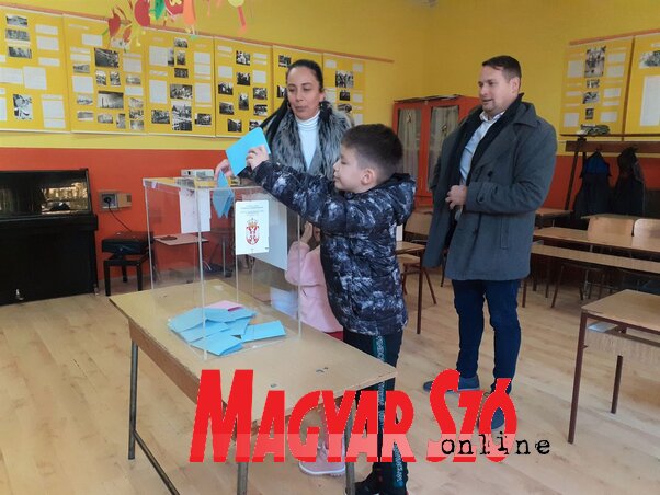 Fremond Árpád családjával érkezett a szavazóhelyre. Fotó: Kazinczy Paszterkó Diana