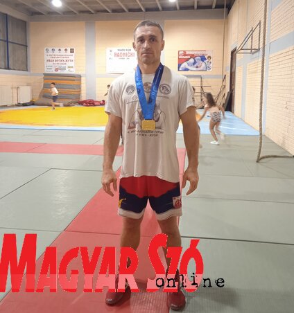 Az aranyéremmel a Radnički edzőtermében (a szerző felvétele)