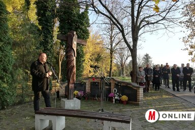 Tomik Nimród a Nyugati temetőben felállított emlékműnél (Tóth Péter felvétele)