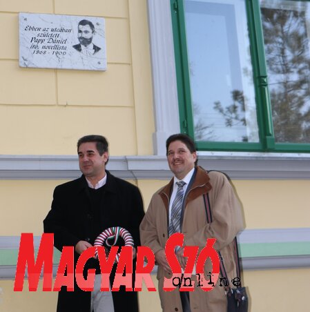 Dr. Crnkovity Gábor és Fazekas Róbert megkoszorúzzák a Papp Dániel-emléktáblát (Forró Krisztián felvétele)