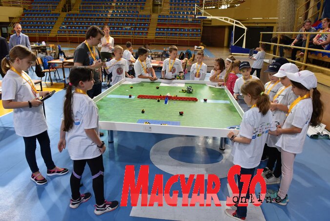 A World Robot Olympiad szerbiai döntőjét május végén Szabadkán tartották meg (Fotó: Molnár Edvárd) A World Robot Olympiad szerbiai döntőjét május végén Szabadkán tartották meg (Fotó: Molnár Edvárd)