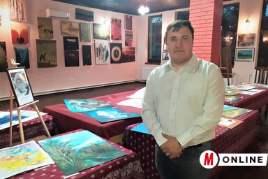 A 9+1 Nemzetközi Művésztelep alkotásainak tárlata egyben tisztelgés id. Novák Mihály emléke előtt is – mondja Forró Krisztián, a művésztelep vezetője, a tárlat összeállítója (Kazinczy Paszte