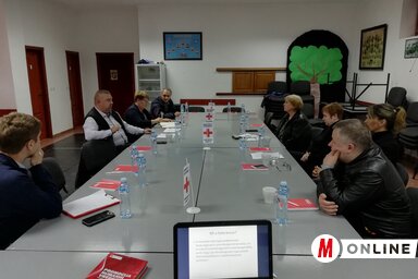 A kerekasztal-beszélgetésen a Vöröskereszt és az önkormányzat képviselői mellett jelen voltak az általános iskolák igazgatói, a szociális központ és néhány civil szervezet képviselői (Tóth P