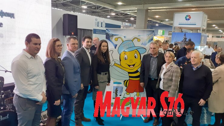 A munkásolimpiát népszerűsítő csapat az idegenforgalmi kiállításon Újvidéken (Fotó: Dancsó Áron)