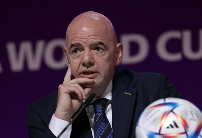 Gianni Infantino, a Nemzetközi Labdarúgó-szövetség, a FIFA elnöke sajtóértekezletet tart a katari fővárosban, Dohában a katari labdarúgó-világbajnokság kezdete előtti napon (Fotó: MTI/EPA/Mo