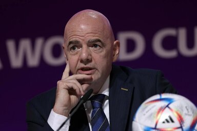 Gianni Infantino, a Nemzetközi Labdarúgó-szövetség, a FIFA elnöke sajtóértekezletet tart a katari fővárosban, Dohában a katari labdarúgó-világbajnokság kezdete előtti napon (Fotó: MTI/EPA/Mo