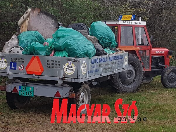 Egy nagy és két kisebb pótkocsi is megtelt hulladékkal (Tóth Péter felvétele)