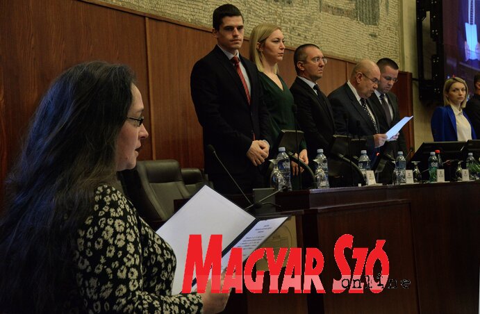Dragana Ćorić új jogvédő, az Újvidéki Egyetem Jogtudományi Karának docense leteszi az esküt (Dávid Csilla felvétele) Dragana Ćorić új jogvédő, az Újvidéki Egyetem Jogtudományi Karának docense leteszi az esküt (Dávid Csilla felvétele)