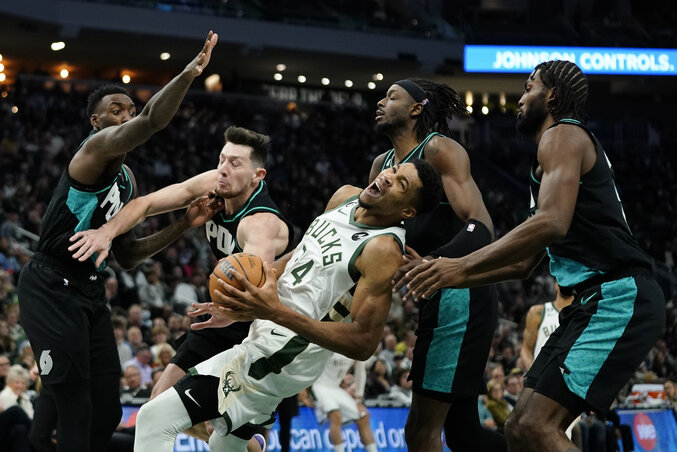 Giannis Antetokounmpo a portlandi „rajongók” szoros ölelésében (Fotó: Beta/AP)