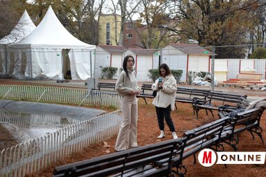 Épül a jégpálya a Duna parkban, az idén fele akkora lesz, mint tavaly (Fotó: Dávid Csilla felvétele)