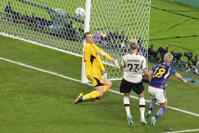 Neuer rémálma: Aszano a jobb válla felett szerezte meg a japánok győztes gólját (Fotó: Beta/AP)