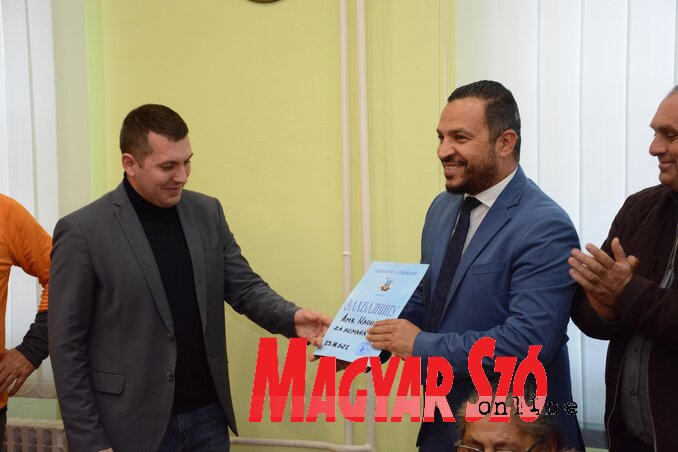 Szenttamás polgármestere az önkormányzat nevében köszönőlevelet adott át Amr Naguibnak (Paraczky László felvétele)
